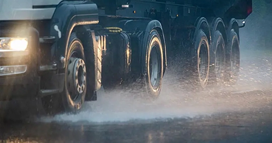 Aderência e frenagem de recapados: desempenho no piso seco e molhado